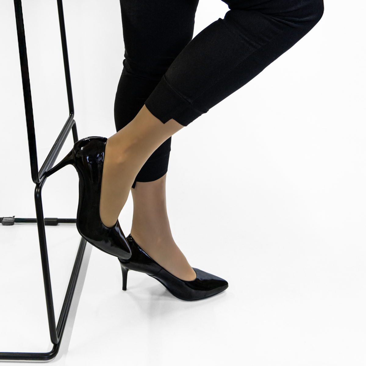  Black lacquered pumps