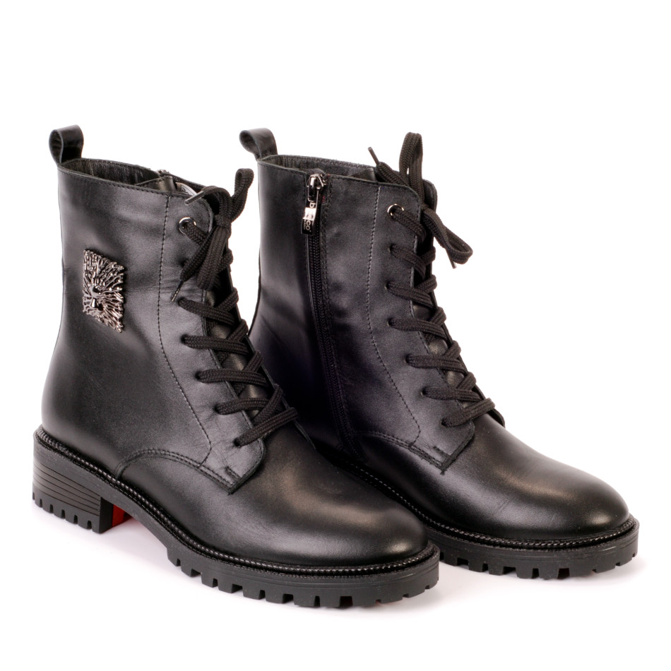  Black boots