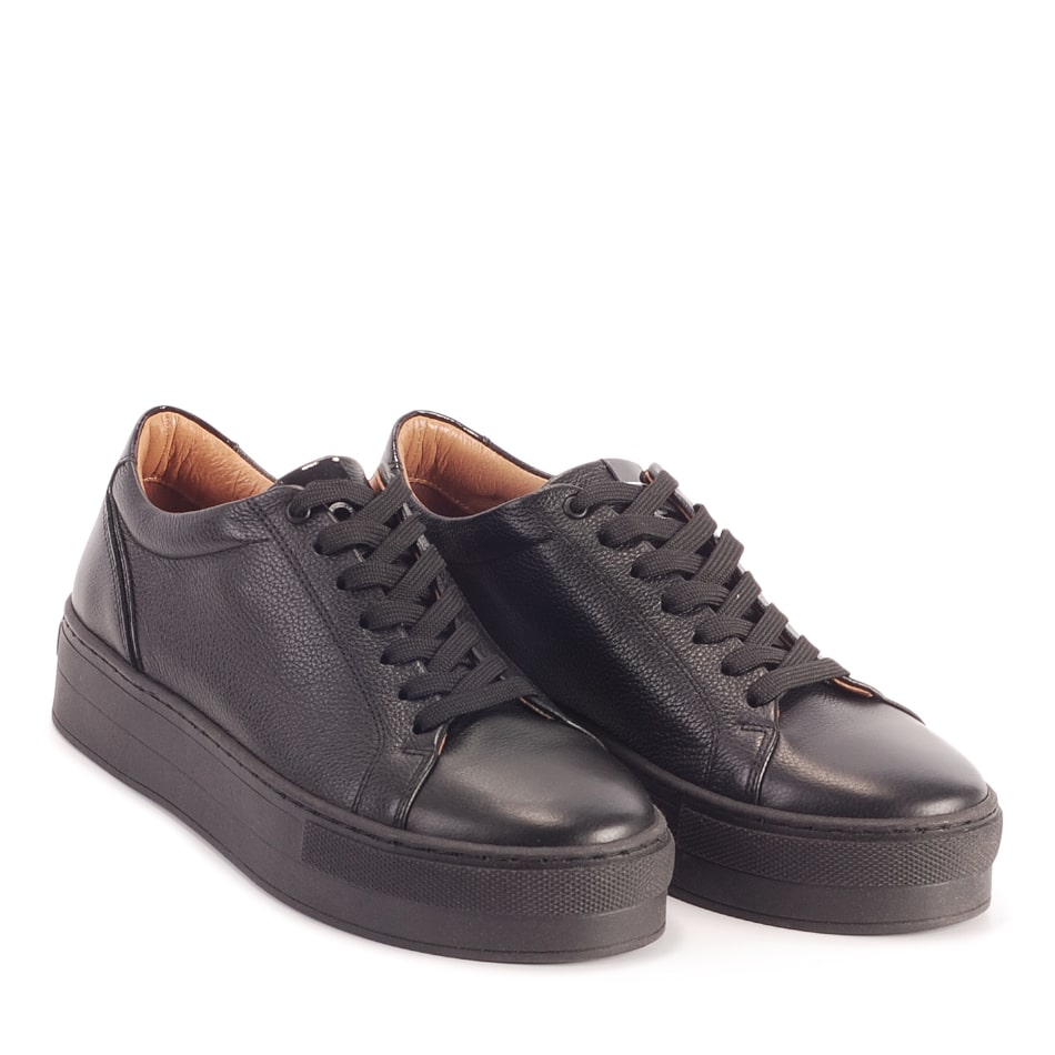  Black leather sports shoes