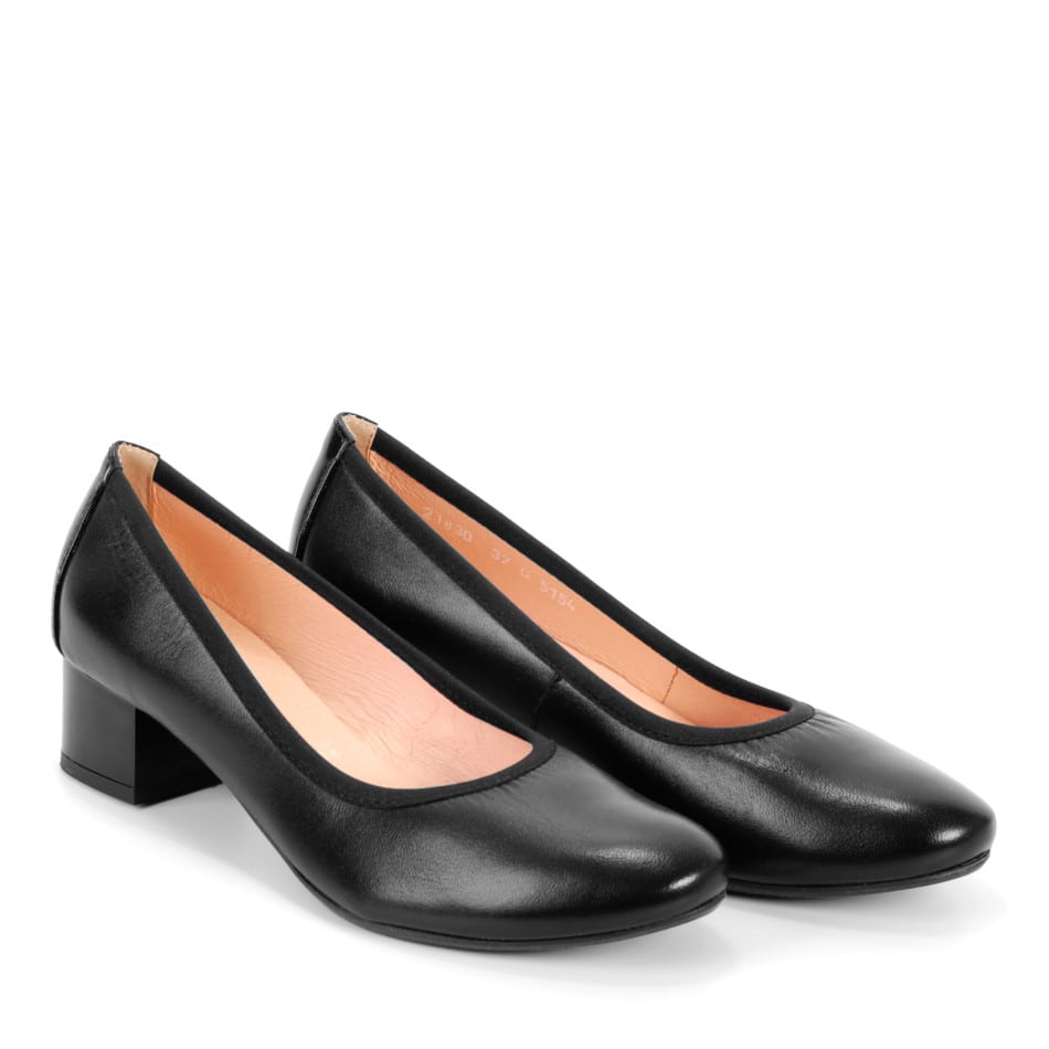  Black leather pumps with a patent heel