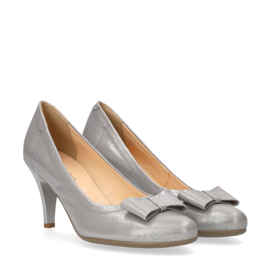  Gray leather pumps with a bow