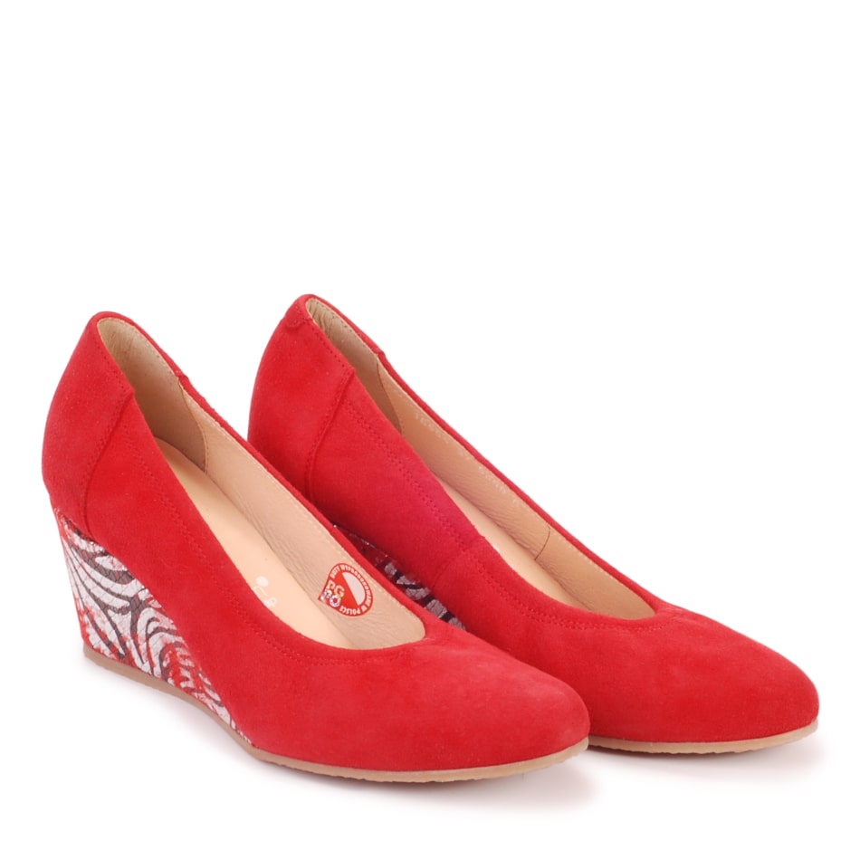  Czerwone welurowe buty na koturnie