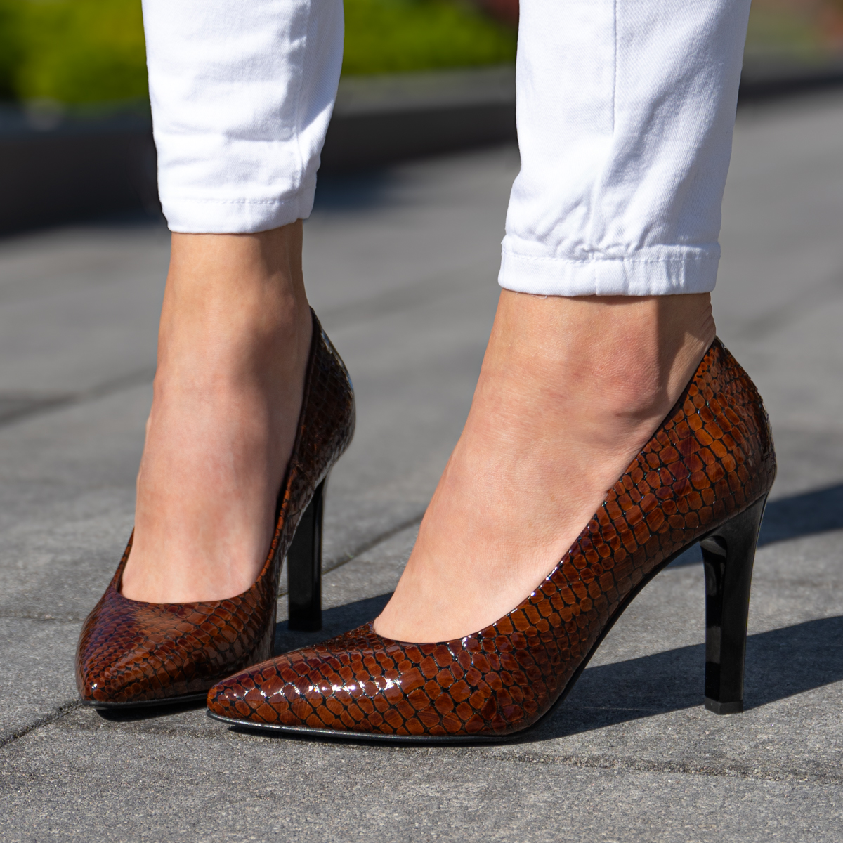  Brown leather pumps