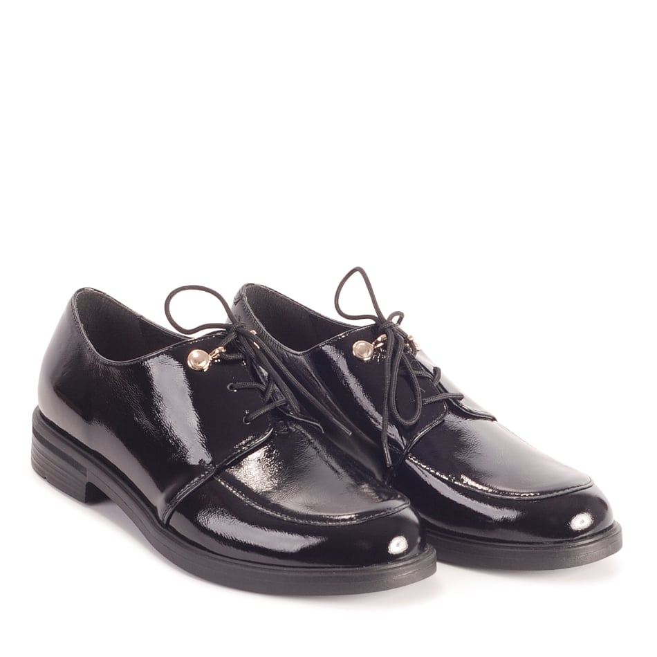  Black leather lacquered shoes