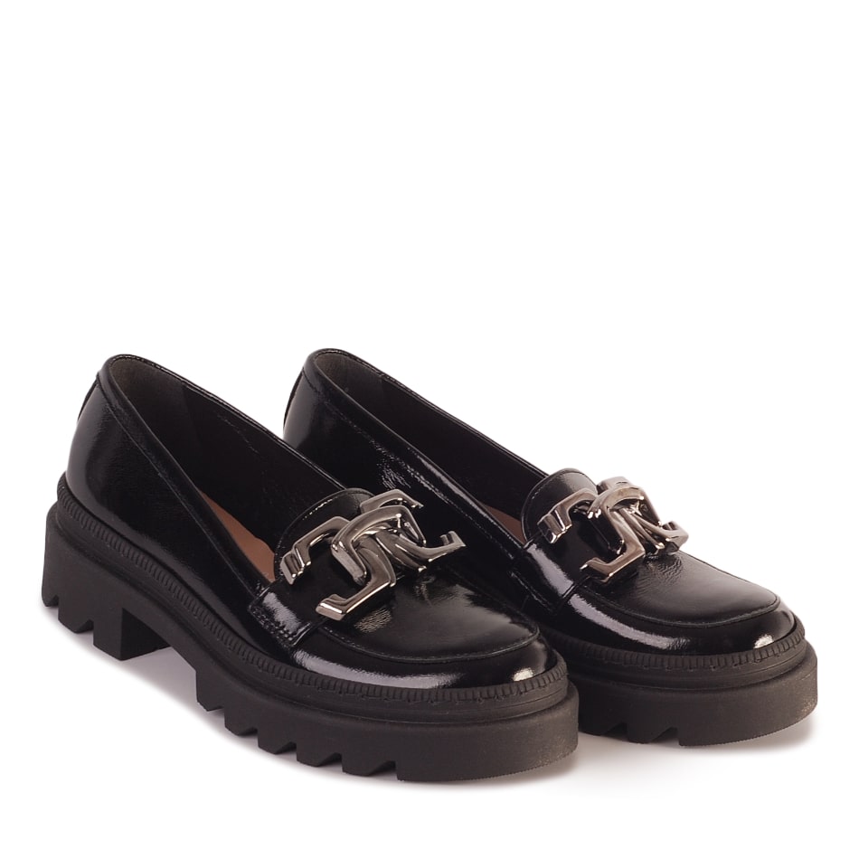  Black lacquered shoes