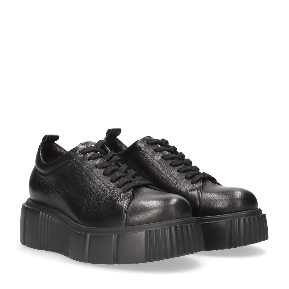  Black leather sneakers