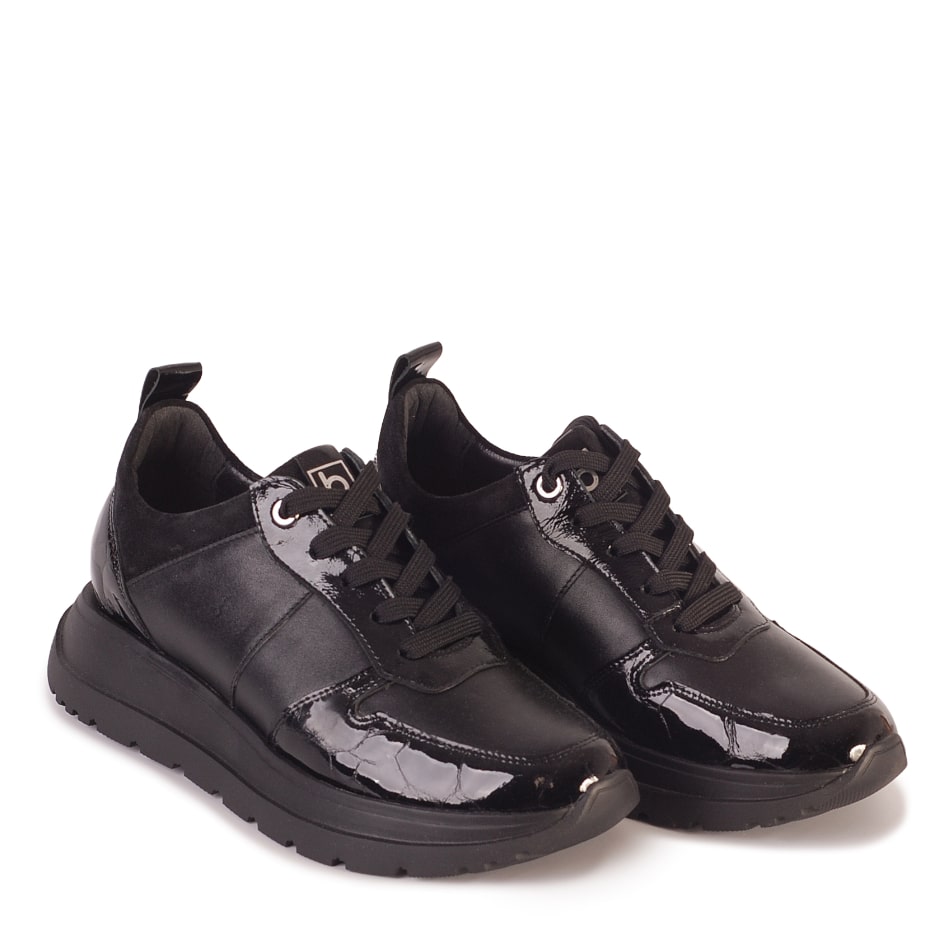  Black leather sports shoes