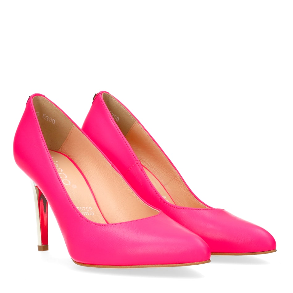 Pink leather pumps with a golden heel