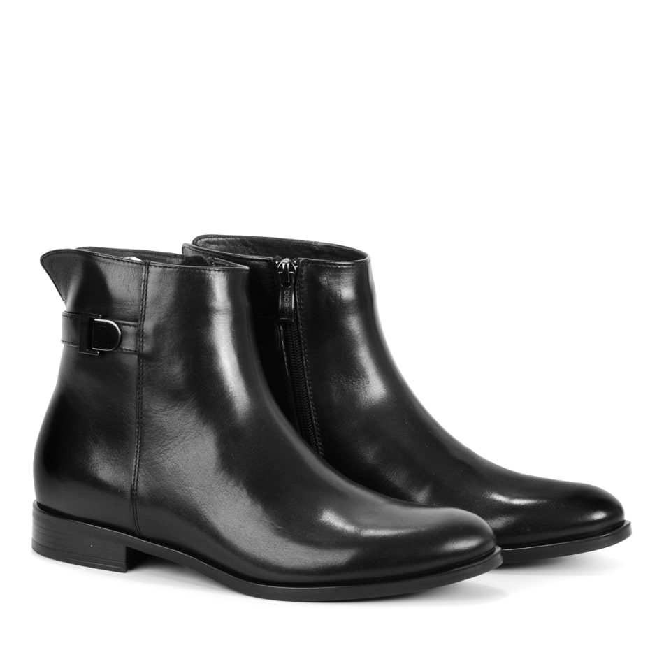  Black leather ankle boots with a zipper