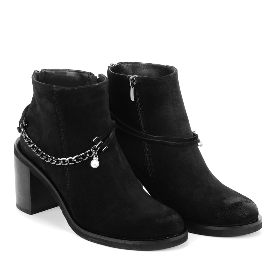  Black velor boots with a decorative chain
