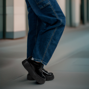  Czarne lakierowane sneakersy