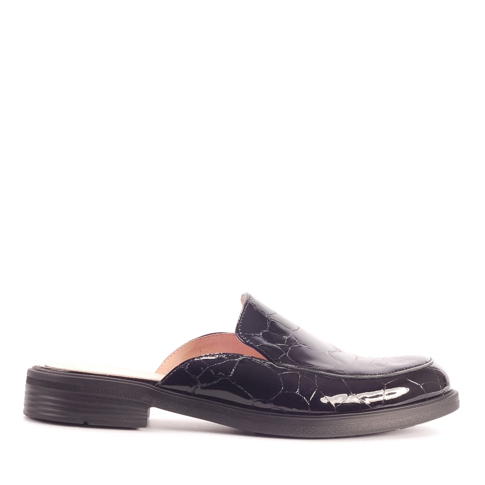 Black leather slippers with a crocodile motif