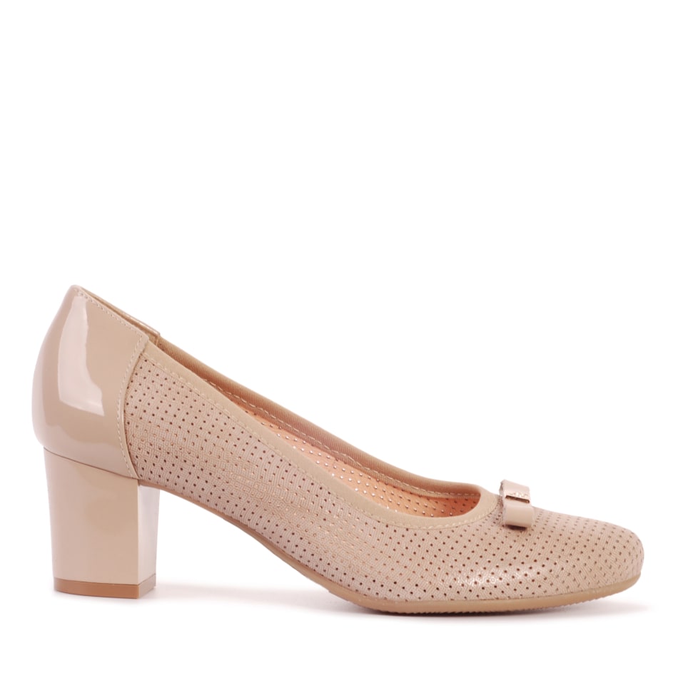 Beige leather pumps with a patent heel