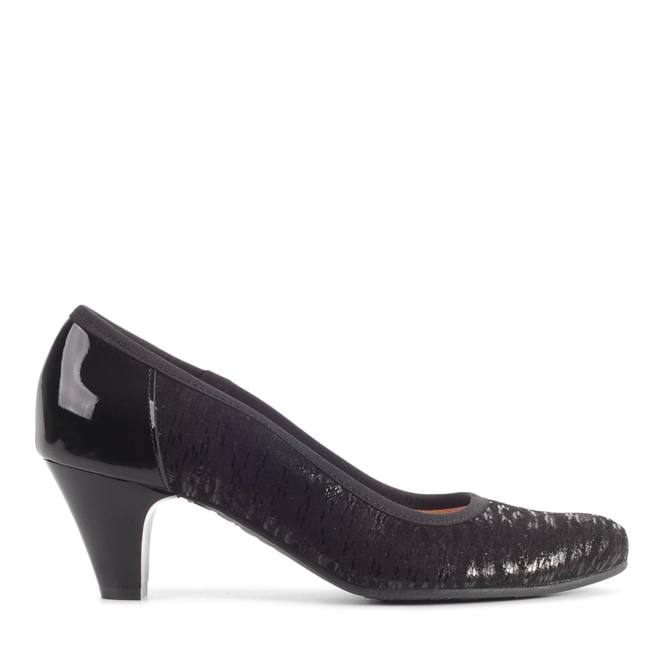 Black leather pumps with a patent heel