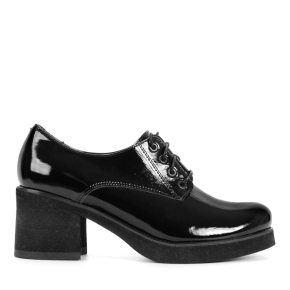 Black lacquered shoes