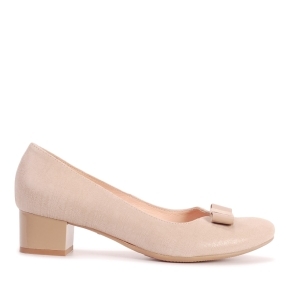 Beige pumps with a bow
